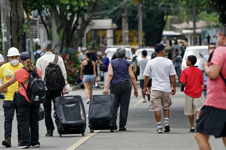 Algunas personas recogieron sus pertenencias en maletas y debieron abandonar sus apartamentos.