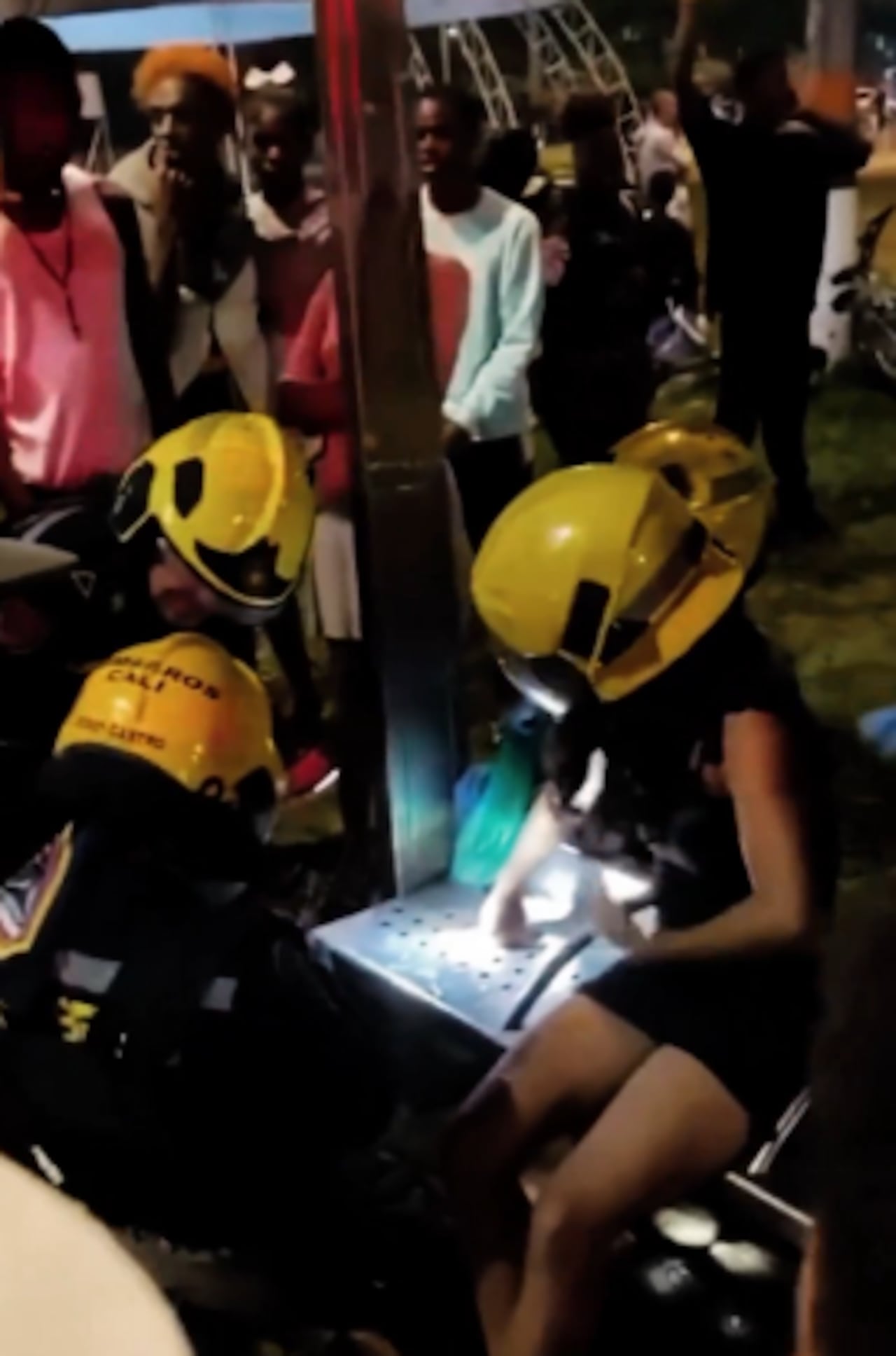 El lugar se llenó de curiosos, quienes observaban la manera en la que los bomberos trabajaban.