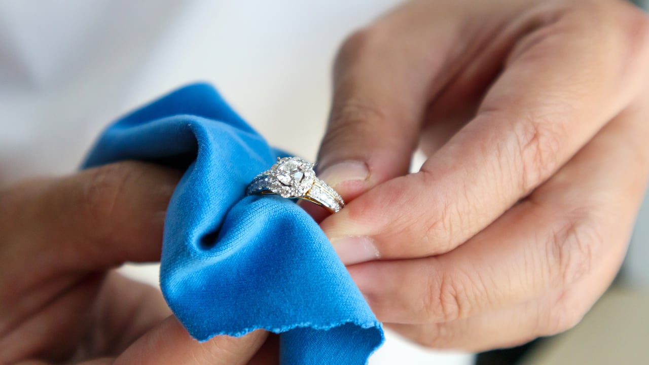 Este truco le ayudará a mantener sus joyas de plata impecables.