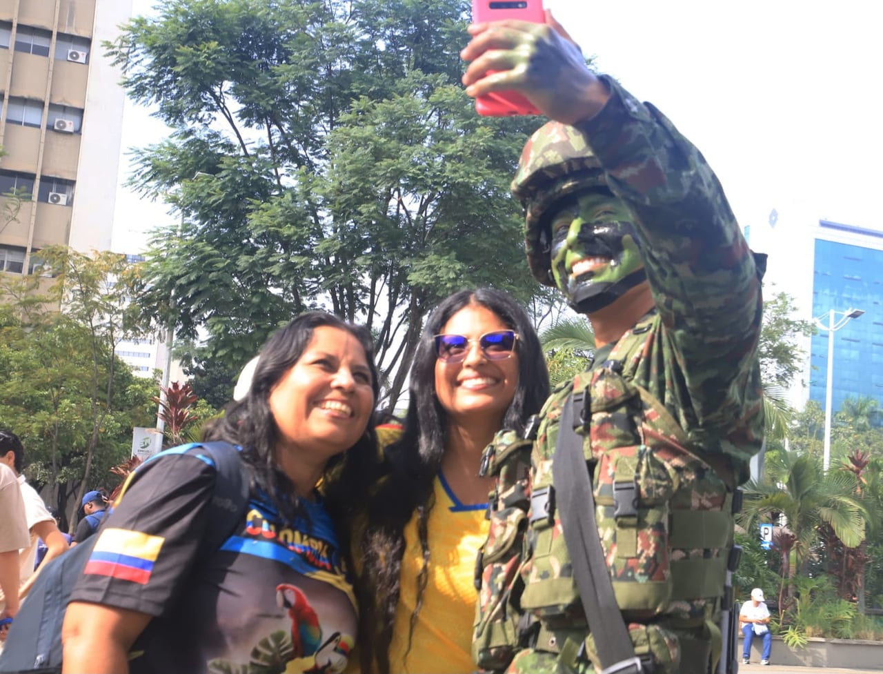 Minutos antes del inicio del desfile militar del 20 de julio en Cali, Valle del Cauca.