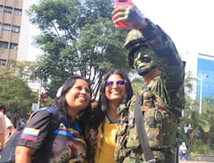 Minutos antes del inicio del desfile militar del 20 de julio en Cali, Valle del Cauca.