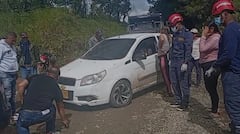 Habitantes del sector alertaron a las autoridades tras encontrar el carro abandonado a un costado de la vía, en el corredor que comunica el sector de Caña Agria con la vereda Los Llanos.