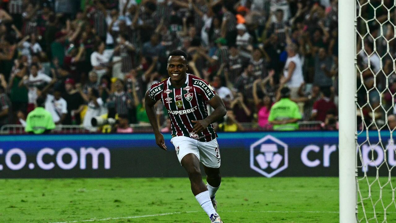 Fluminense's Colombian midfielder Jhon Arias celebrates after scoring the last penalty kick in the shootout to win the Copa Libertadores round of 16 second leg all-Brazilian football match between Fluminense and Gremio at the Maracana stadium in Rio de Janeiro, Brazil, on August 20, 2024. (Photo by Pablo PORCIUNCULA / AFP)