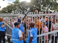 Muchos ciudadanos han manifestado su descontento ante los retrasos en el evento.