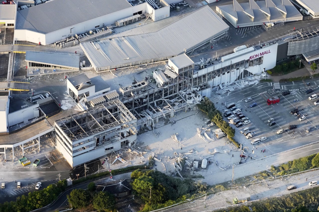 Esta imagen aérea muestra el centro comercial AEON dañado tras un terremoto en Kashima, prefectura de Kumamoto, en el sur de Japón, el martes 28 de julio de 2026.