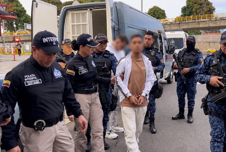 Alias ‘Chuqui’, cabecilla del Tren de Aragua, momentos antes de ser entregado a los agentes de los US Marshals para su traslado a Estados Unidos.