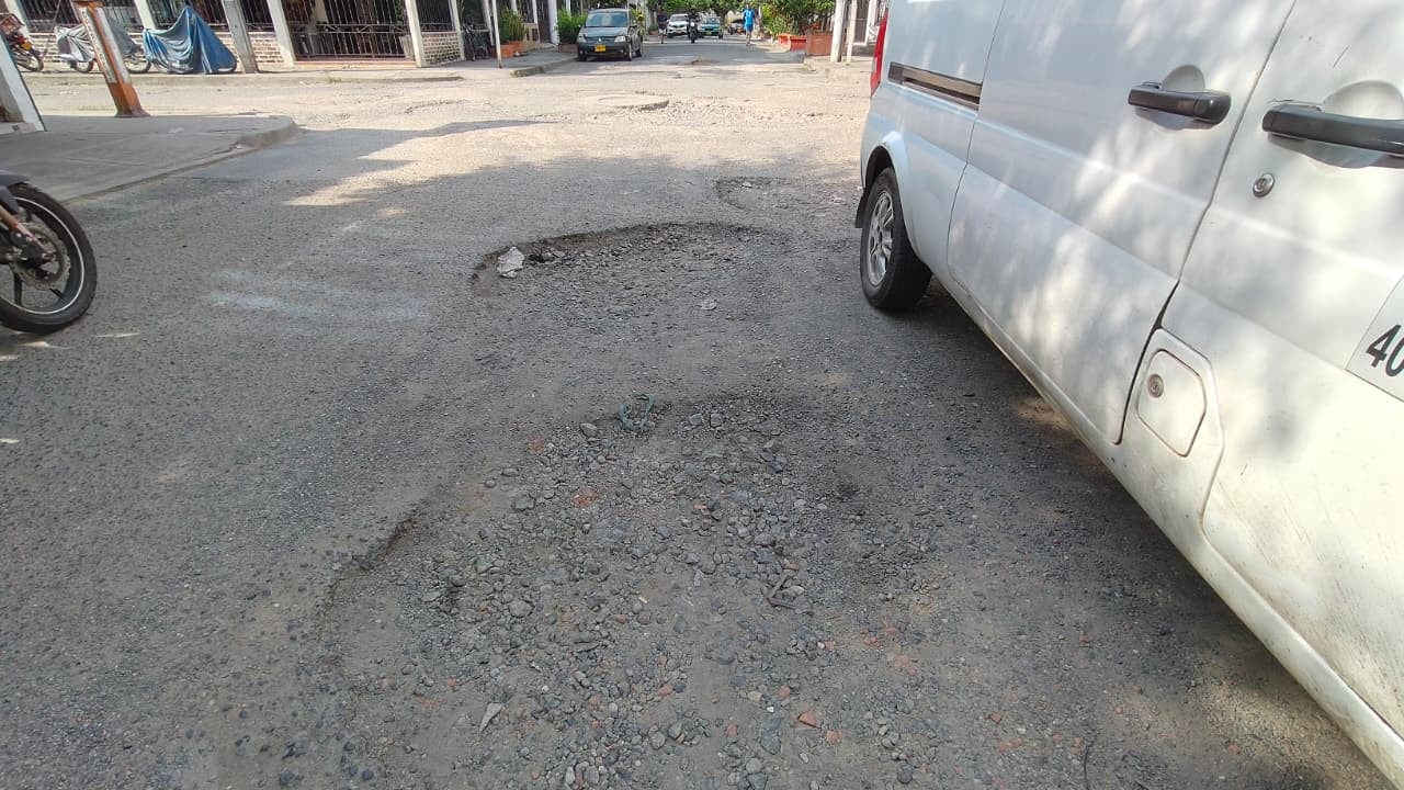 Vecinos del sector aseguran que el tránsito constante de vehículos, incluidos camiones de carga, ha acelerado el desgaste del pavimento en esta vía.