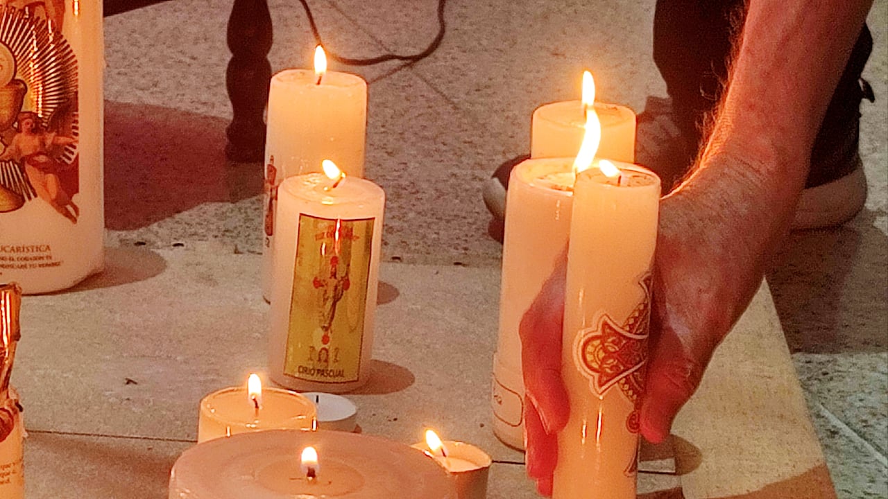 La semana santa es la mejor época para los fabricantes de velas en Cali