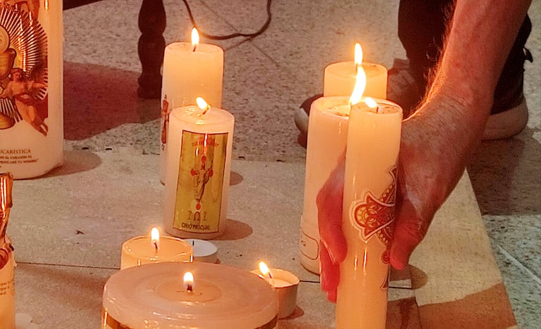 La semana santa es la mejor época para los fabricantes de velas en Cali