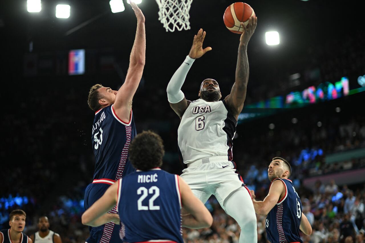 El número 06 de EE. UU. LeBron James va a la canasta en el partido semifinal de baloncesto masculino entre EE. UU. y Serbia durante los Juegos Olímpicos de París 2024