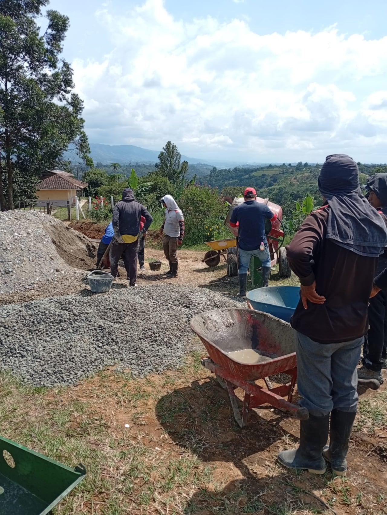 Así son las jornadas de trabajo entre las familias de esta vereda de Piendamó, esperan termina este proyecto vial en las próximas semanas.