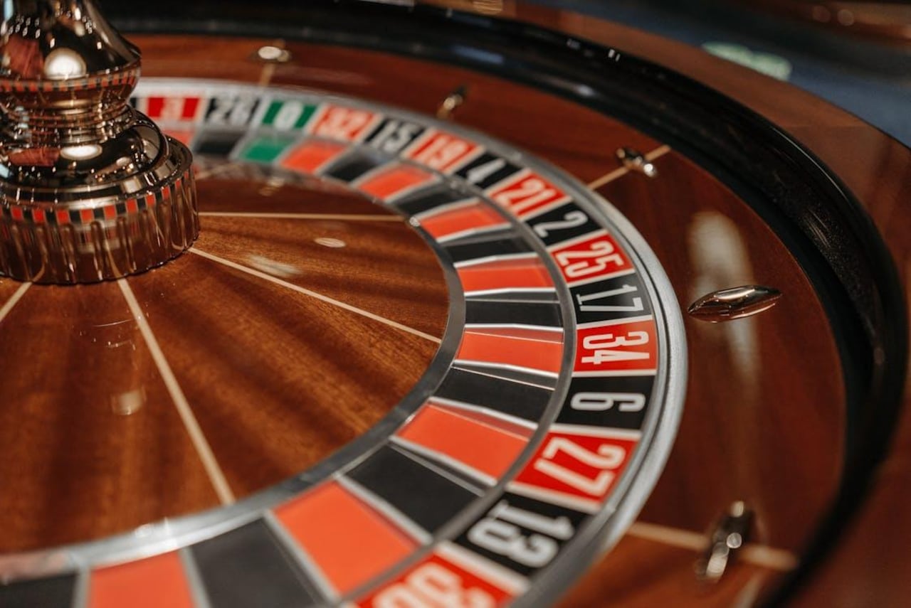 La ruleta es uno de los grandes clásicos de los juegos de azar y se ha transformado hasta convertirse en un símbolo de entretenimiento, espectáculo y glamour.