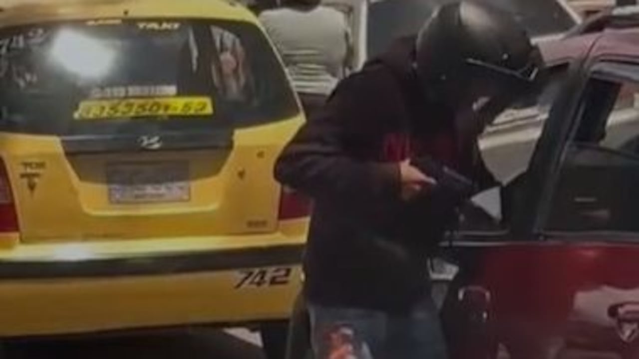 La inseguridad golpea directamente a las comuniddades de Popayán: un conductor fue asaltado con arma de fuego mientras esperaba el cambio del semáforo en el sector de la antigua glorieta de Catay, también conocida como glorieta Antonio Nariño.