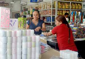 Cali: Se incrementan la venta de vela en la ciudad para "La noche de las velitas" donde con las luces, velitas y faroles se le rinde homenaje y celebrar la noticia de la concepción de la Virgen María. foto José L Guzmán.