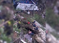 Equipos de bomberos y personal de emergencias trabajando en el rescate de los heridos tras el accidente.