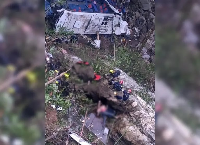 Equipos de bomberos y personal de emergencias trabajando en el rescate de los heridos tras el accidente.