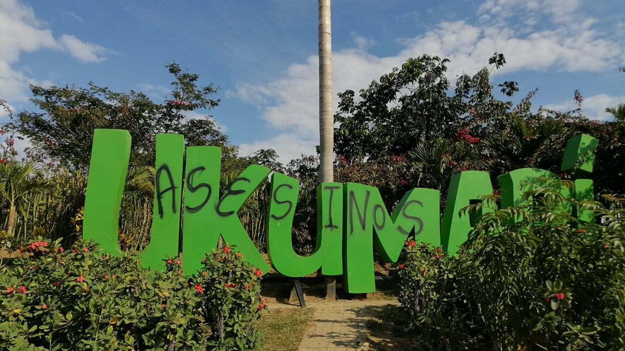 Protestantes vandalizaron el aviso ubicado en la entrada al bioparque Ukumarí. Foto: Tomadas de redes sociales.