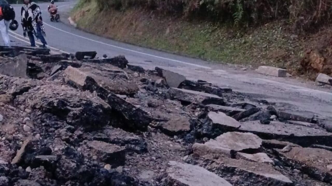 El artefacto explosivo dejó un daño pronunciado en la carretera.
