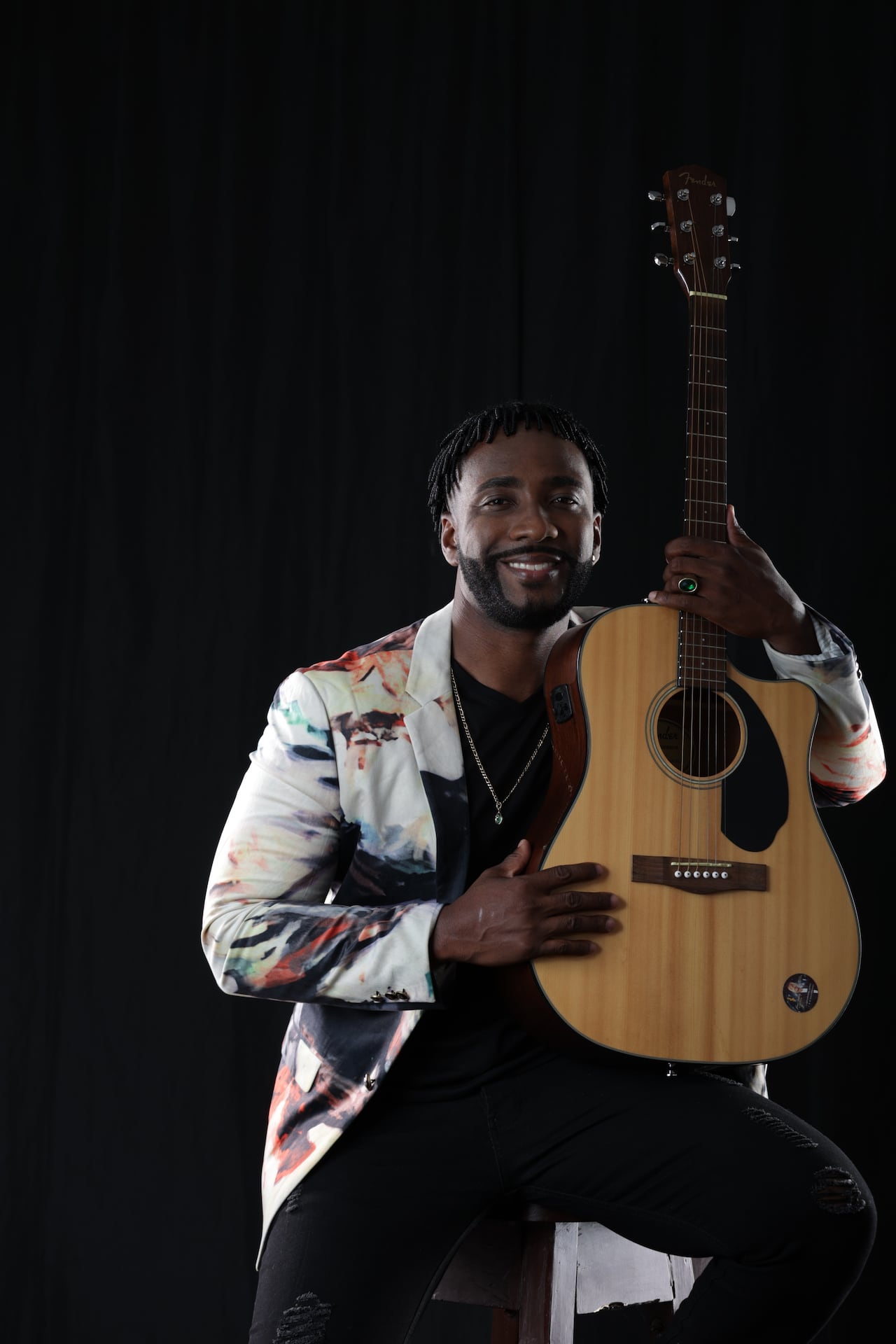 Tras perder parte de su pierna en una mina en 2009, Jhon Freddy Borrero encontró en la música un nuevo camino.