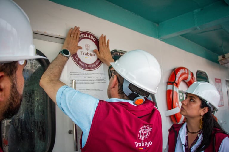 Momento en el que el Ministerio del Trabajo cierra de manera temporal tres buques de pesca.