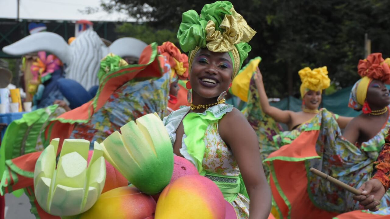 Feria de Cali 2023 desfile La Fiesta de Mi Pueblo. Este desfile reúne la tradiciones, fiestas y bales de cada municipio del Valle del Cauca.