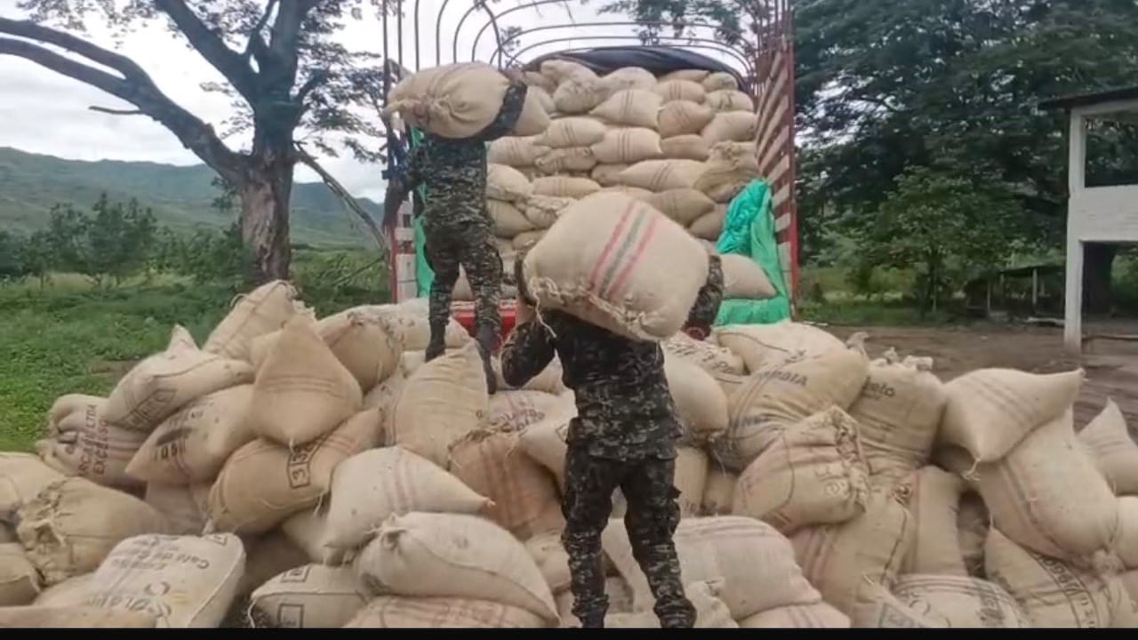 Los soldados fueron los encargados de recuperar también las cargas de café que eran movilizadas en las dos tractomulas.