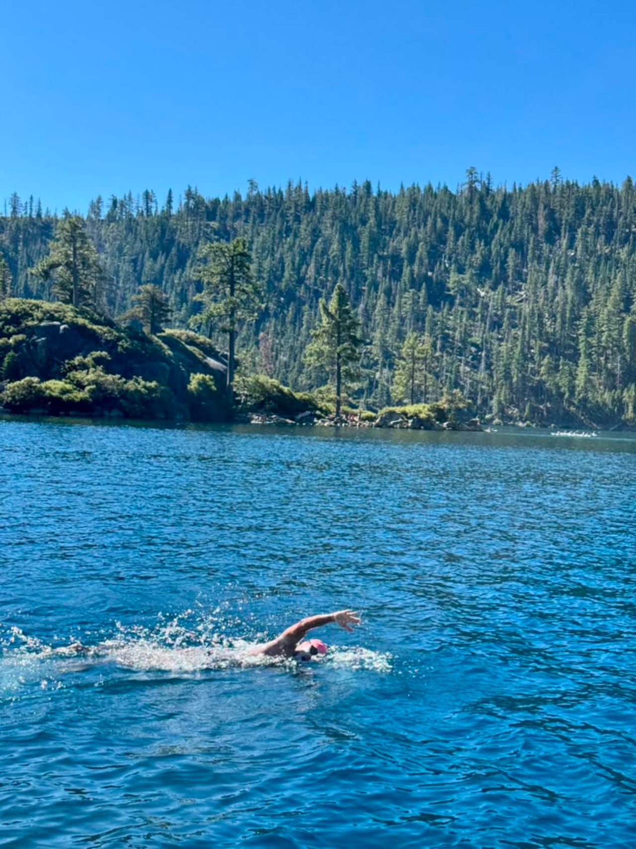 Momento en el que Jorge Iván del Valle hace su ejercicio de la Triple Corona del Lago Tahoe.