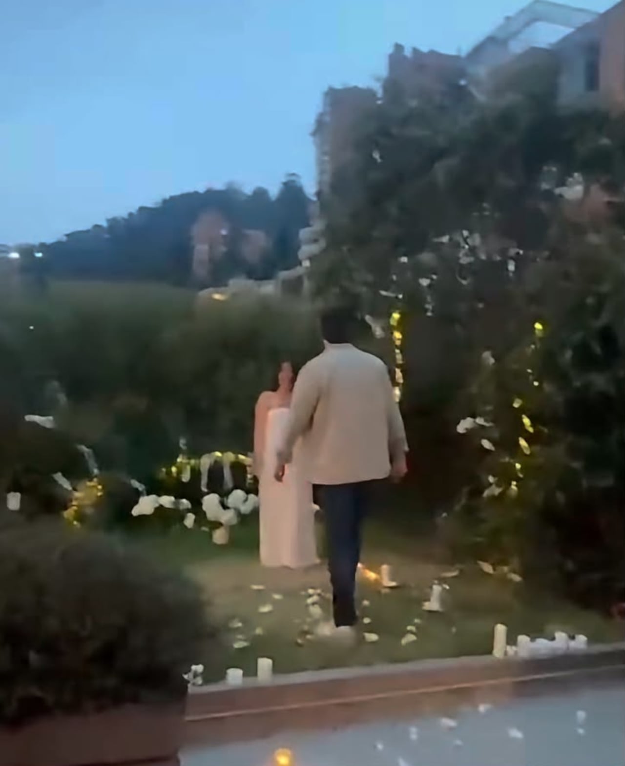 Presentadora Isabella Atehortúa le pidió la mano a su novio.