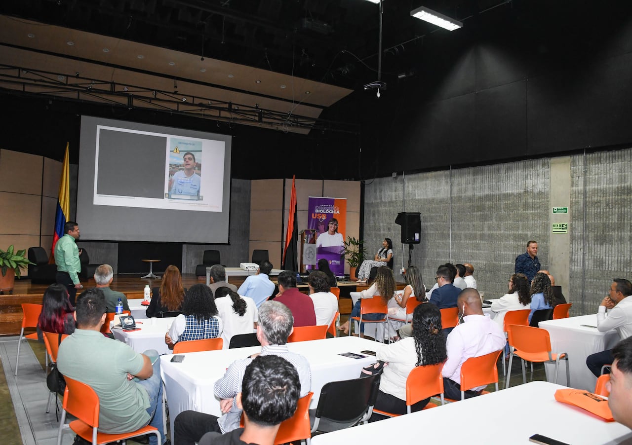 El encuentro incluyó un conversatorio sobre orientación vocacional y transición hacia la educación superior, sustentado en resultados de la Prueba Brújula aplicada a estudiantes de la región.