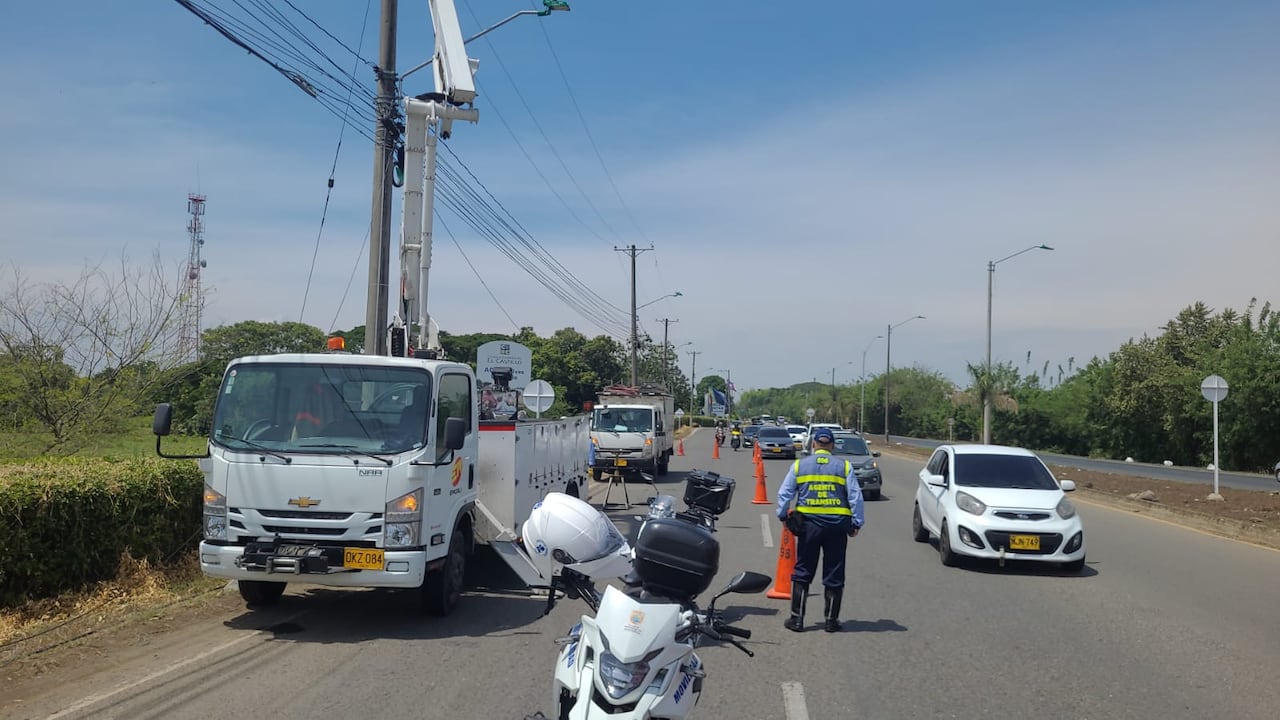 Emcali adelanta labores de retiro de postes en la Vía Panamericana.