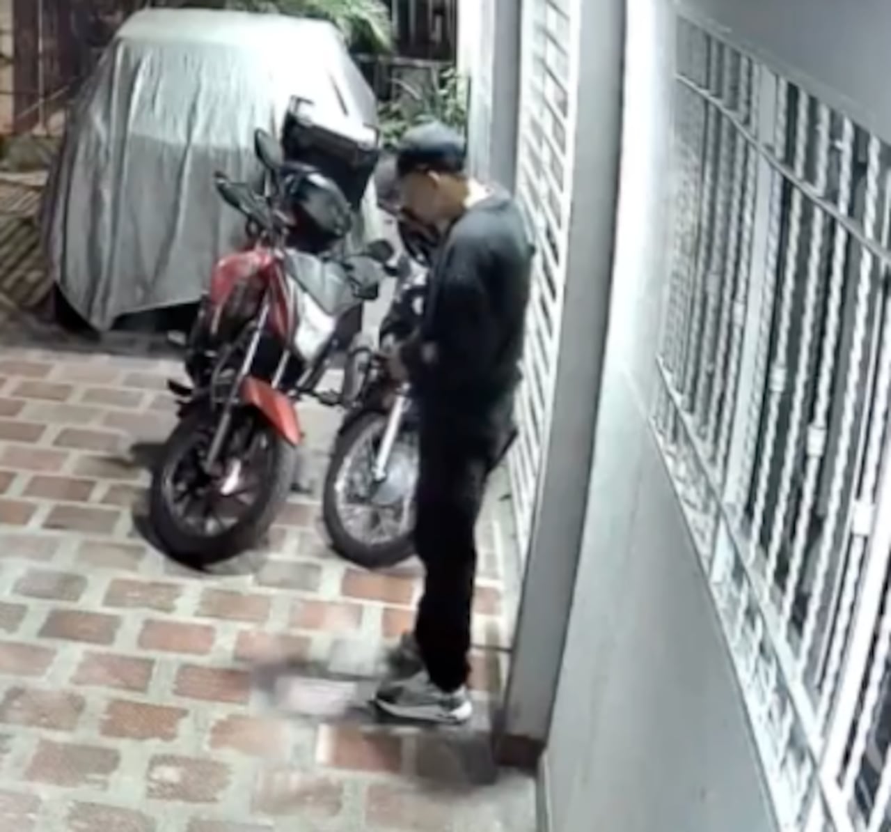 Momento en el que varios hombres ingresas a un vivienda en el barrio Capri para robar una moticicleta.