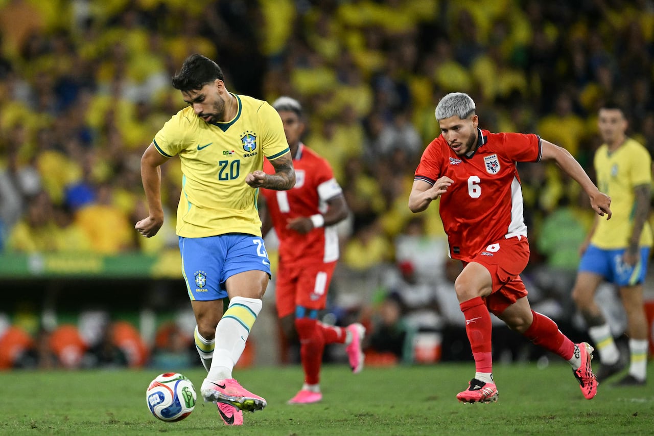 El centrocampista brasileño Lucas Paquetá (número 20) patea el balón superando al centrocampista panameño Cristian Martínez (número 6) durante el partido amistoso internacional de fútbol entre Brasil y Panamá en el estadio Maracaná de Río de Janeiro, Brasil, el 31 de mayo de 2026. (Foto de Mauro PIMENTEL / AFP)