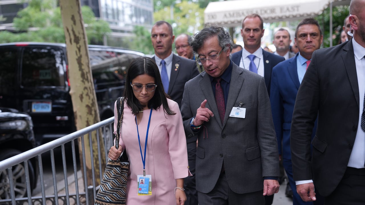 El presidente, Gustavo Petro, caminando por las calles de Nueva York (Estados Unidos), el 22 de septiembre de 2025. Lo acompañó Angie Rodríguez, directora del Departamento Administrativo de la Presidencia (Dapre), además de su esquema de seguridad