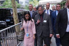 El presidente, Gustavo Petro, caminando por las calles de Nueva York (Estados Unidos), el 22 de septiembre de 2025. Lo acompañó Angie Rodríguez, directora del Departamento Administrativo de la Presidencia (Dapre), además de su esquema de seguridad