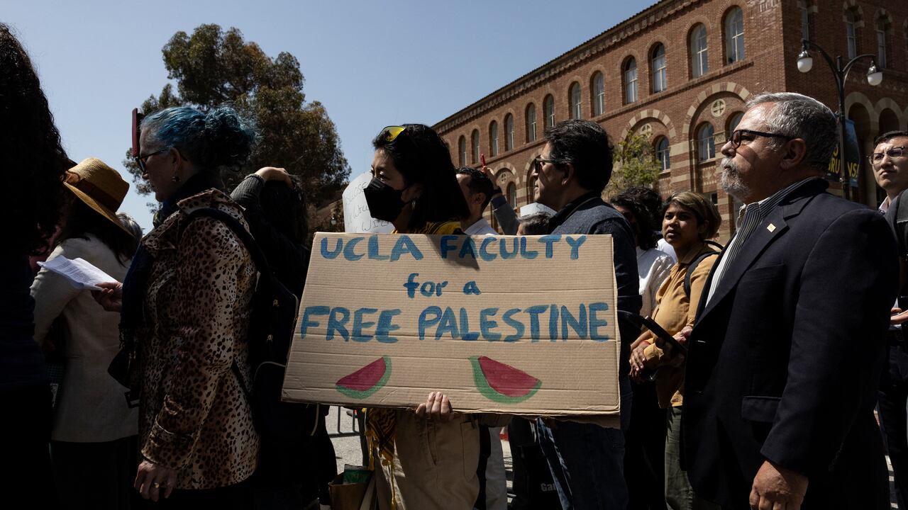 Decenas de coches de policía patrullaban el campus de la Universidad de California en Los Ángeles.
