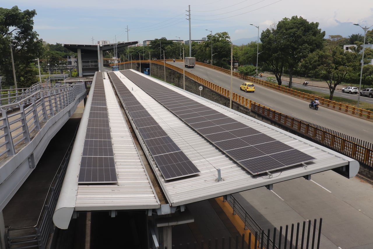 Planta de energía solar en el techo de la estación Simón Bolívar del mío generará 114 megavatios de energía para el sistema eléctrico de Cali.