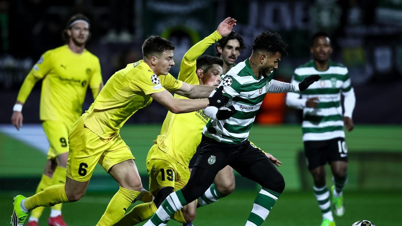 Luis Javier Suárez, del Sporting Club de Portugal, dribla el balón en el partido contra Bodø/Glimt.