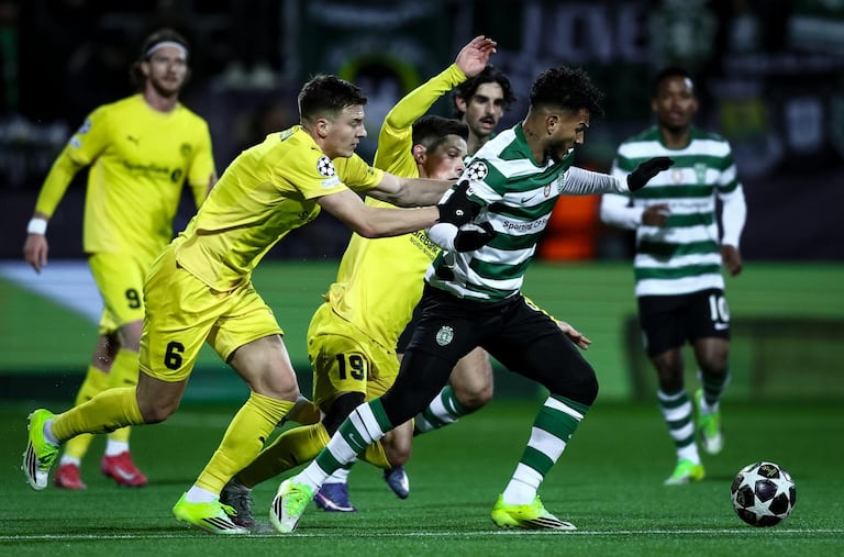 Luis Javier Suárez, del Sporting Club de Portugal, dribla el balón en el partido contra Bodø/Glimt.