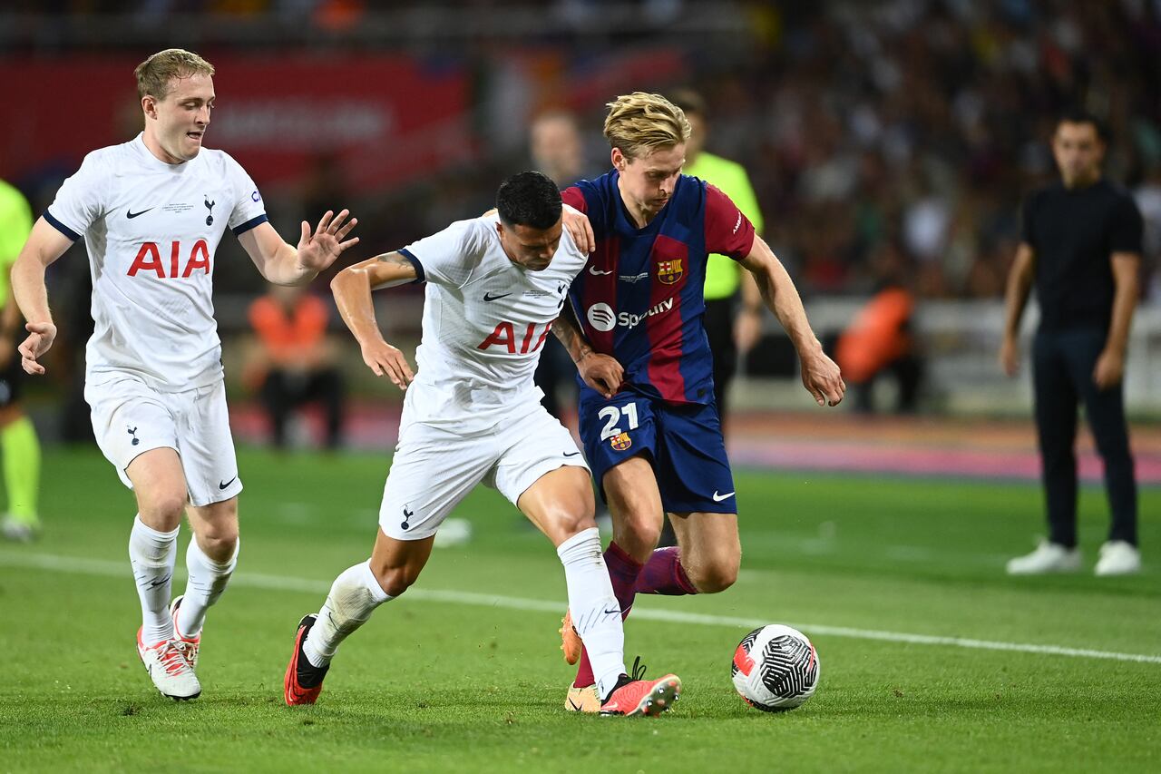 El defensa español del Tottenham Hotspur #23 Pedro Porro (2L) compite con el centrocampista holandés del Barcelona #21 Frenkie de Jong durante el 58º partido de fútbol del Trofeo Joan Gamper entre el FC Barcelona y el Tottenham Hotspur FC en el Estadi Olímpic Lluis Companys de Barcelona el 8 de agosto de 2023.
