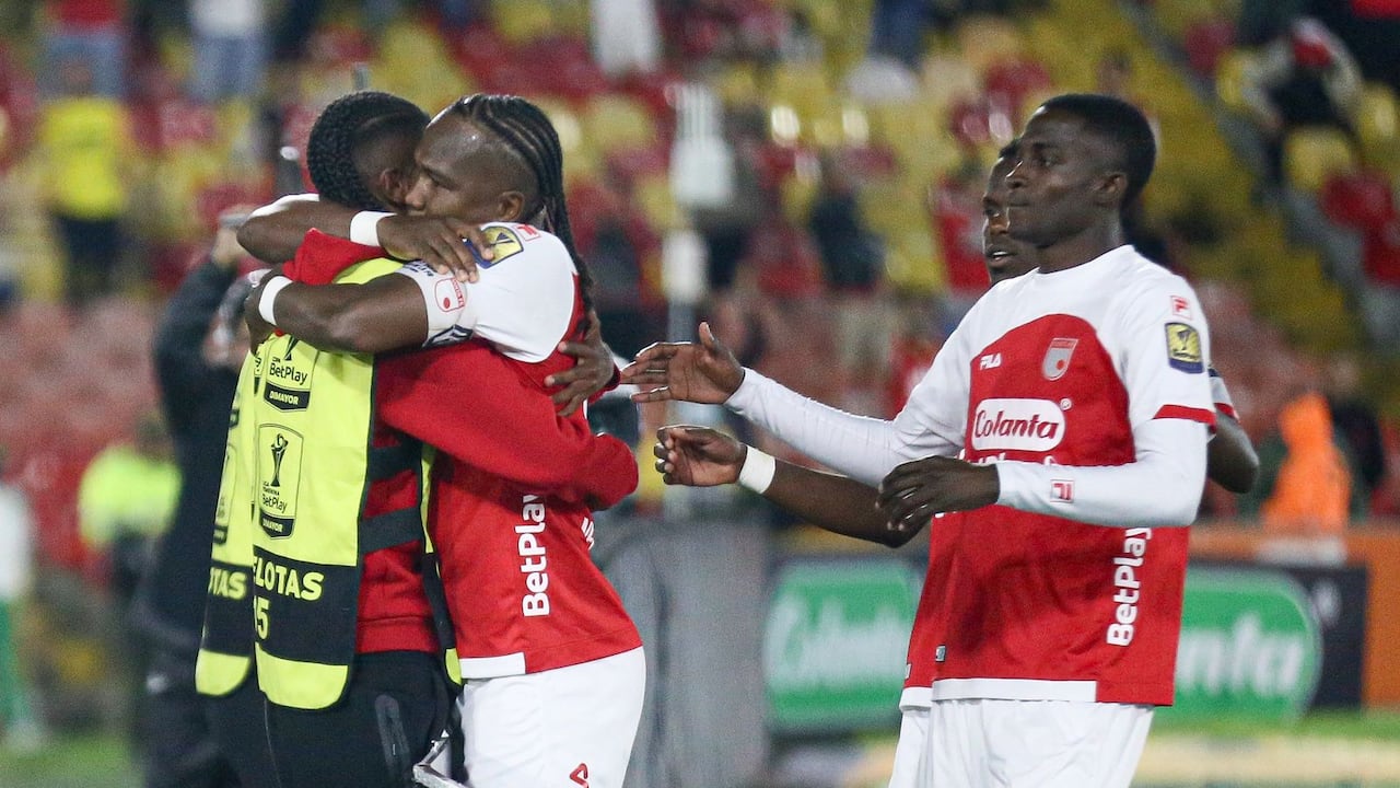 Hugo Rodallega celebrando uno de sus goles en el partido de Santa Fe vs. Fortaleza CEIF