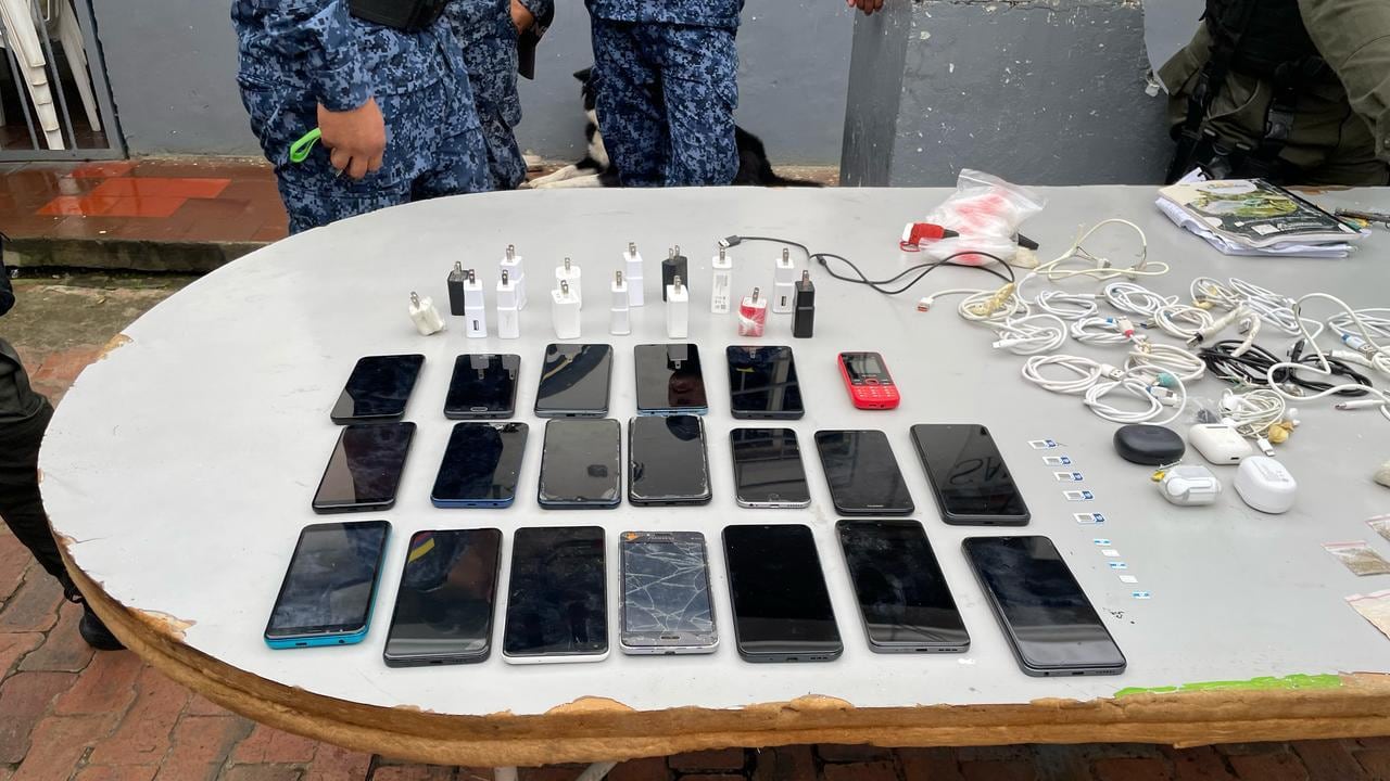 En total se decomisaron veinte dispositivos celulares de varias gamas, aproximadamente 30 tarjetas sim, cuarenta elementos para los teléfonos, entre cargadores y auriculares, y 17 armas cortopunzantes, las que fueron incautadas por los uniformados en la cárcel Rodrigo Lara Bonilla del municipio de Santander de Quilichao.