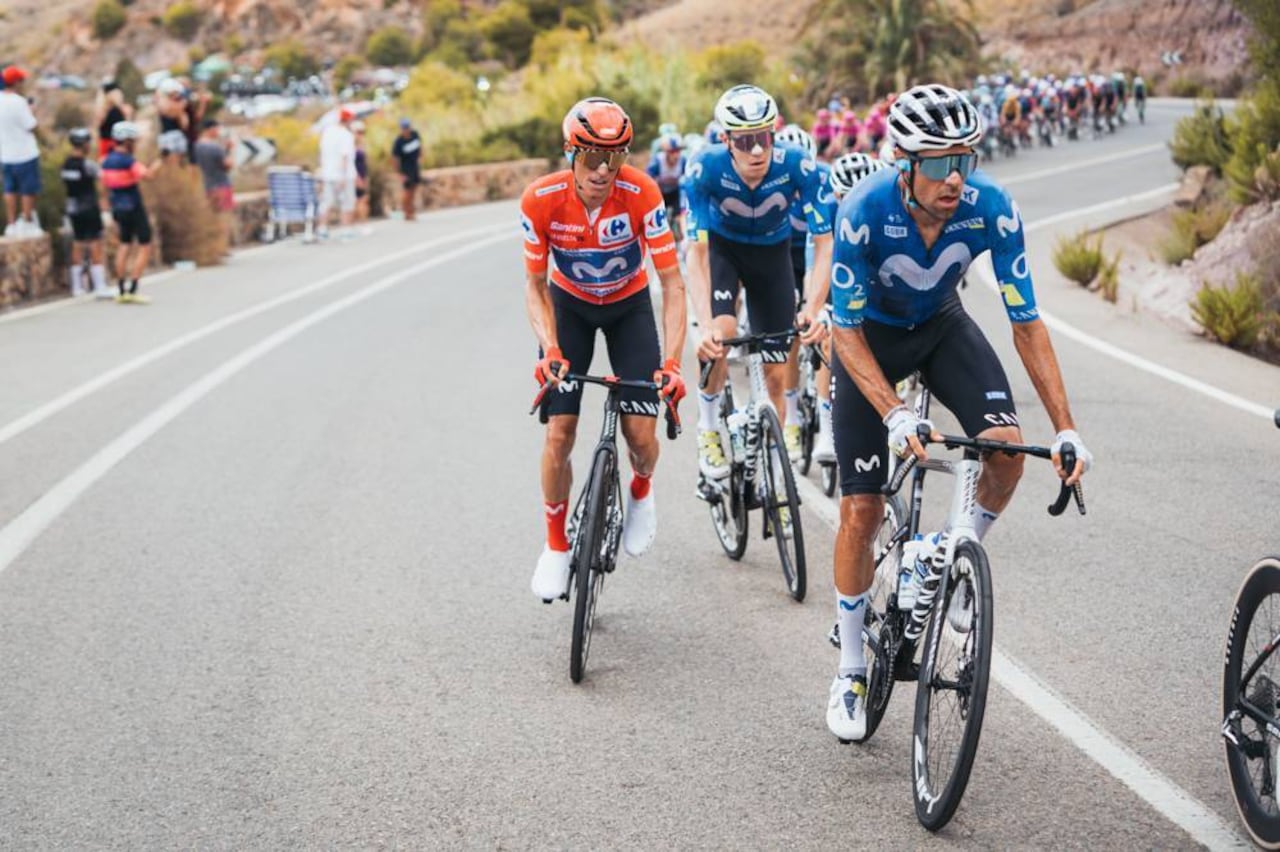 Enric Mas (camiseta roja) en el líder de la Vuelta a España 2026.