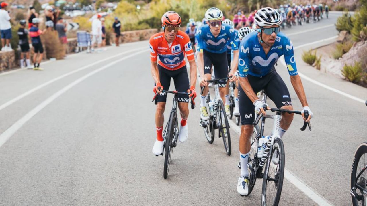 Enric Mas (camiseta roja) en el líder de la Vuelta a España 2026.