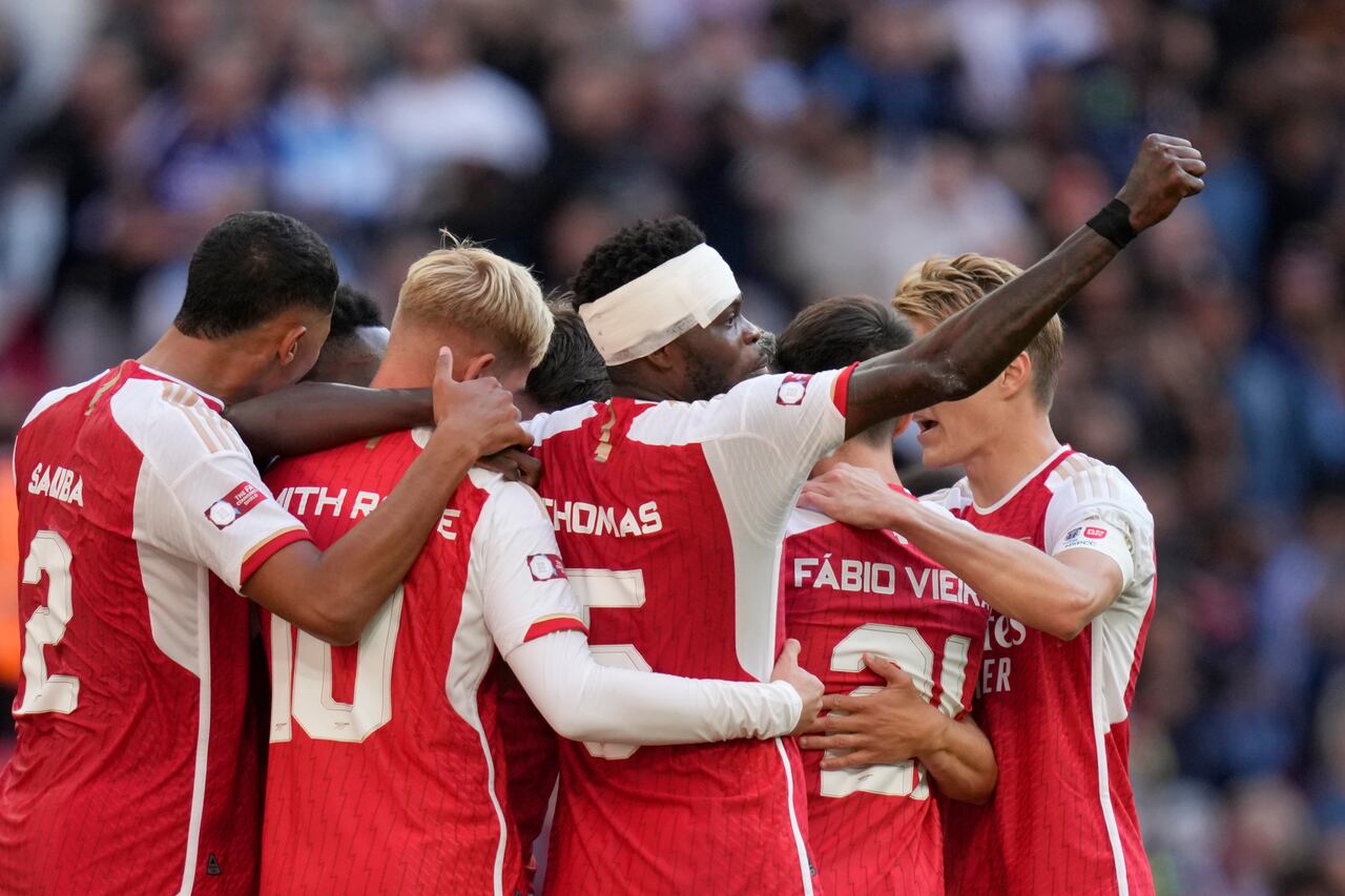 Los jugadores del Arsenal celebran después de que Leandro Trossard del Arsenal anotó el primer gol de su equipo durante el último partido de fútbol de la Community Shield de la FA inglesa entre el Arsenal y el Manchester City en el estadio de Wembley en Londres, el domingo 6 de agosto de 2023. (Foto AP/Kirsty Wigglesworth)