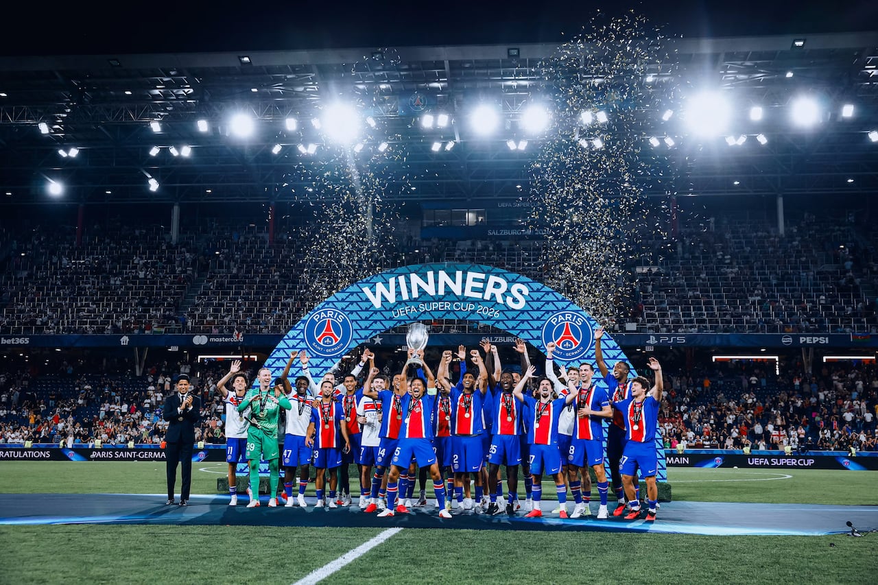 Los jugadores del PSG levantan el trofeo de la Supercopa de Europa 2026.