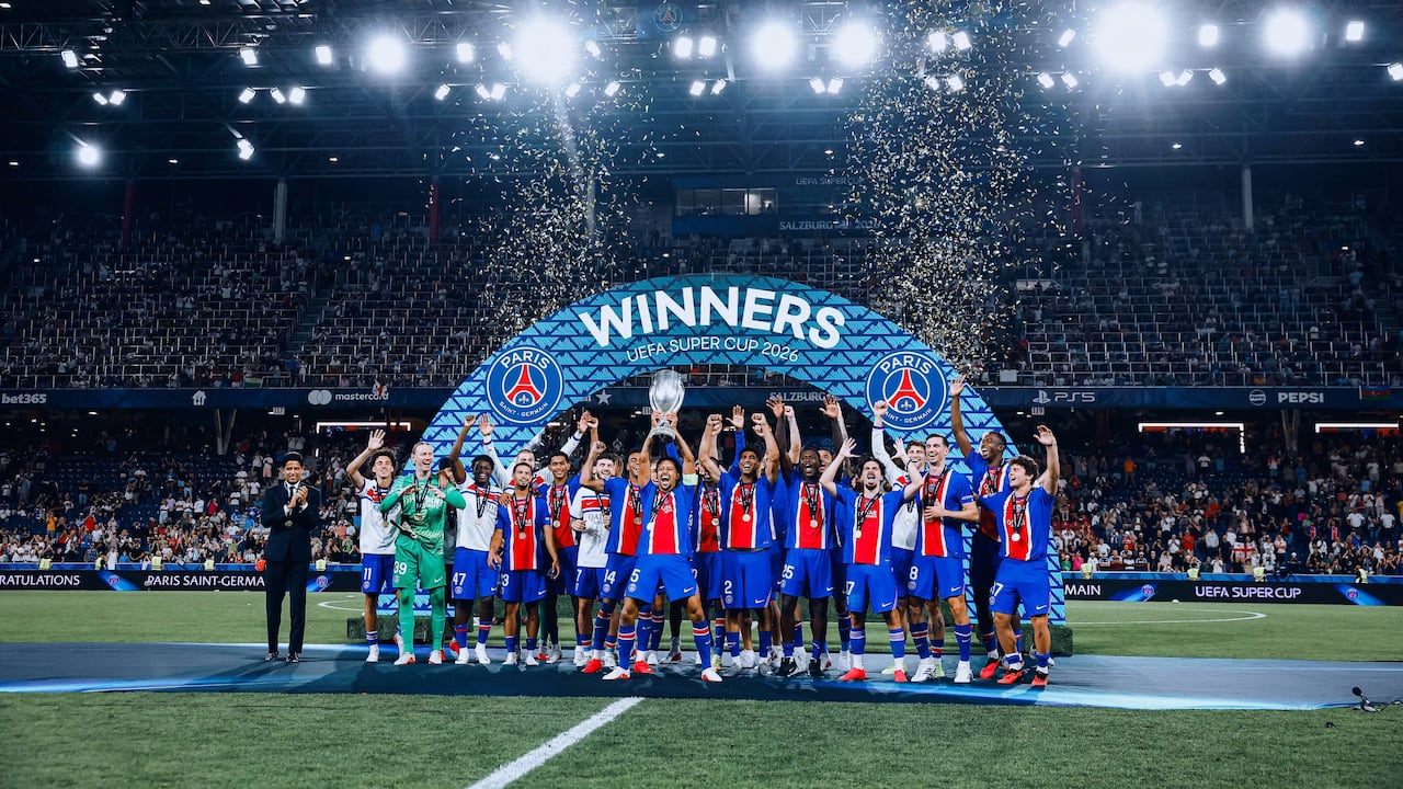 Los jugadores del PSG levantan el trofeo de la Supercopa de Europa 2026.