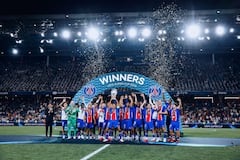 Los jugadores del PSG levantan el trofeo de la Supercopa de Europa 2026.