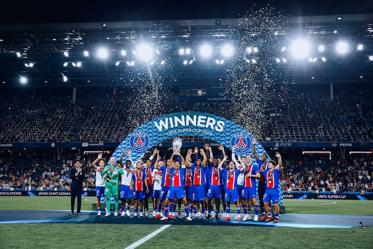 Los jugadores del PSG levantan el trofeo de la Supercopa de Europa 2026.