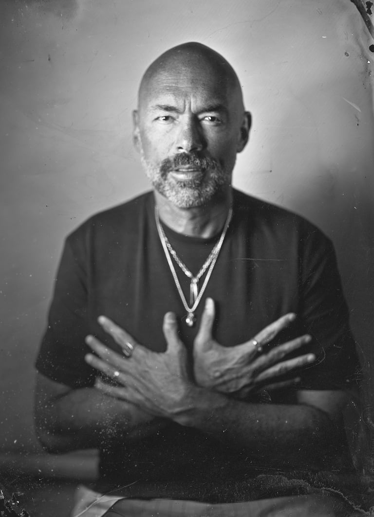 Santiago Cruz invita a la resiliencia a través de una canción.