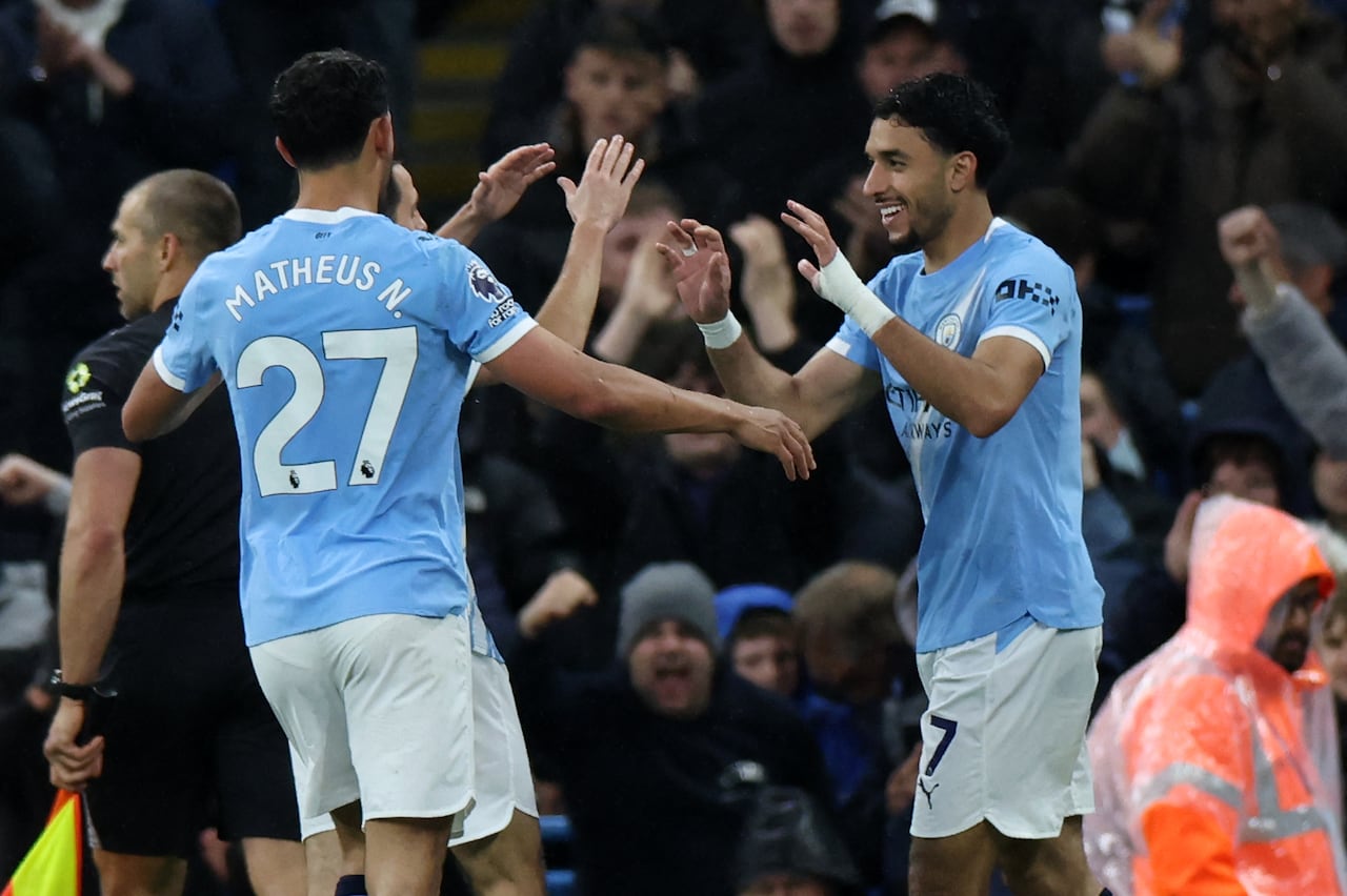 El delantero egipcio del Manchester City, Omar Marmoush (derecha), con el número 07, celebra el segundo gol de su equipo durante el partido de la Premier League inglesa entre el Manchester City y el Crystal Palace en el Etihad Stadium de Manchester, al noroeste de Inglaterra, el 13 de mayo de 2026. (Foto de Darren Staples / AFP)